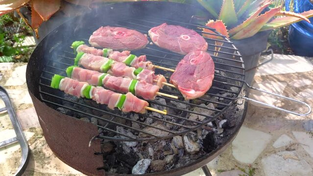Barbacoa de pinchos con verdura y chuletas de pierna de cordero
