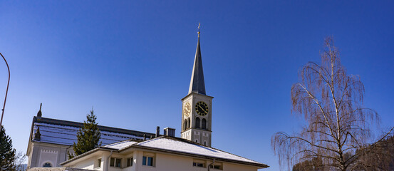 Flumserberg: Skiers, snowboarders, carvers, families all enjoy their time on the ski runs of winter...