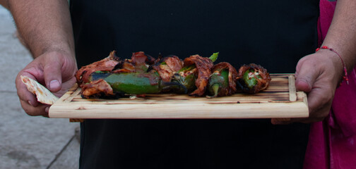 chiles jalapeños  rellenos de queso y chorizo envueltos en tocino.

chiles  jalapeños 

manos...