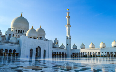 Fototapeta na wymiar White Marbel Sheikh Zayed Grand Mosque, Abu Dhabi UAE , United Arab Emirates