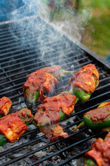chiles jalapeños  rellenos de queso y chorizo envueltos en tocino.

chiles  jalapeños 

manos preparando chiles jalapeños  en el asador.