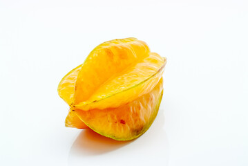 白背景に一個の沖縄県産の南国フルーツのスターフルーツ