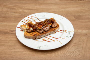 Loin toast with goat cheese in a perfect way. Delicious, economical, easy and very tasty recipe