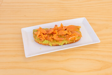 Thanks to the neutrality of the bread, there are countless recipes for toast with smoked salmon, although in this case, it is served with guacamole