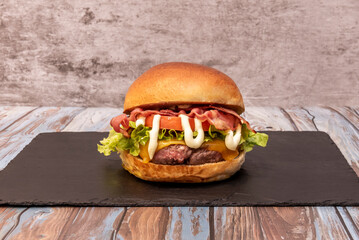 Beef with beechwood smoked bacon on a base of romaine lettuce, tomato, special sauce on classic bread.