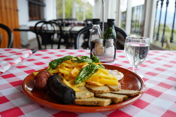 Plato de los montes con pimientos, lomo, huevo, morcilla, chorizo y patatas fritas caseras
