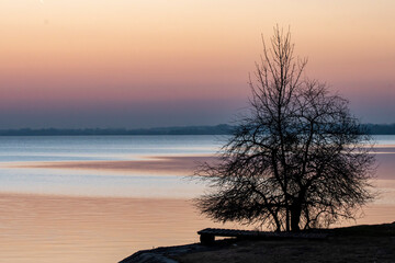 zachód słońca nad wodą jeziorem drzewo