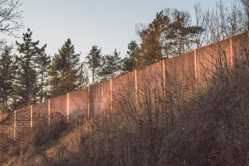 Lärmschutzwand an einer Bundesstrasse