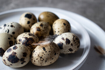 Obraz premium Easter quail eggs on a plate on the table