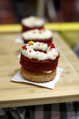 bizcocho de terciopelo rojo con crema pastelera en tabla de madera