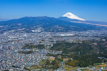 三島市上空より富士山を望む・空撮 - obrazy, fototapety, plakaty