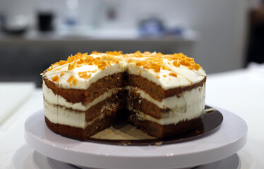 pastel de tarta de zanahoria con fondant y trocitos de naranja