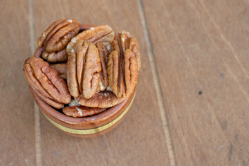 NUECES ENTERAS FUENTE DE ACEITES NATURALES SOBRE TABLA DE MADERA