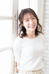 部屋でリラックスする女性