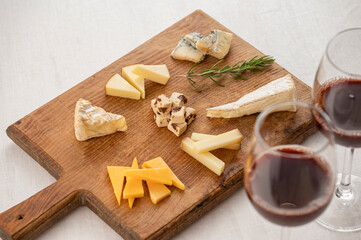 Fototapeta na wymiar カッティングボードに盛り合わせたチーズ