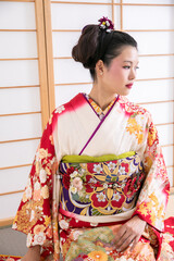 襖の前で俯く着物の女性　Japan