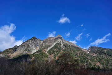 青空バックに見上げる晩秋の明神岳の情景＠上高地、長野