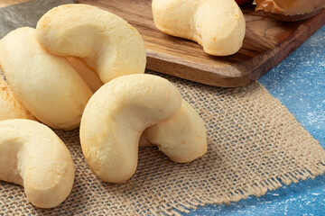 Focus on cheese biscuit (biscoito de queijo).