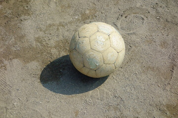 グラウンドに忘れ去られたサッカーボール、何故か物悲しい