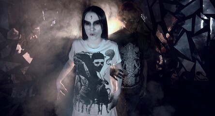 Obraz premium sorcerers stands in smoke. voodoo rite