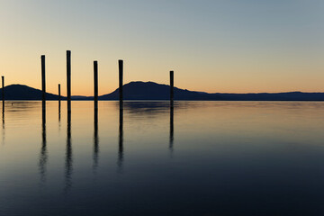 Obraz premium Sunrise on clear lake near the down of Nice California