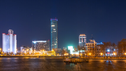 Obraz premium Early Spring night on the banks of the pond in the city center