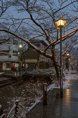 京都四条木屋町・雪の降る朝の街並み