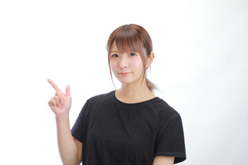 指をさすTシャツの女性