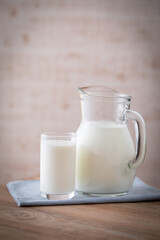 テーブルの上の牛乳