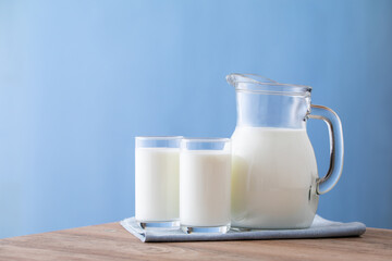 テーブルの上の牛乳
