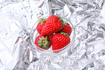 アルミの上のグラスの中の苺