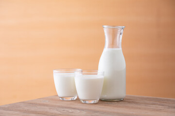 テーブルの上の牛乳