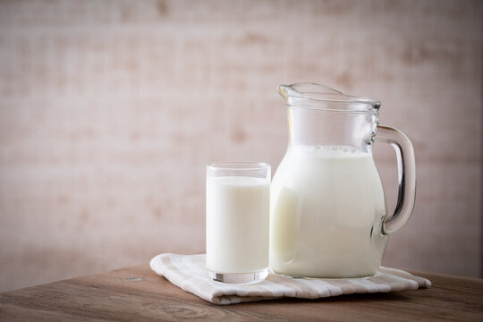 テーブルの上の牛乳