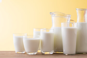 テーブルの上の牛乳