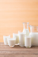 テーブルの上の牛乳