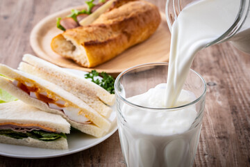 朝食に牛乳を飲む