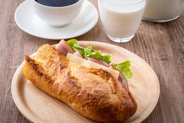 朝食にサンドイッチを食べる