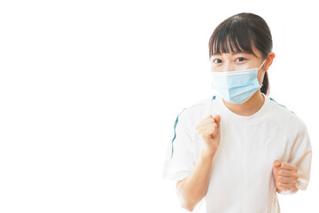 マスクをつけてランニングをする若い学生