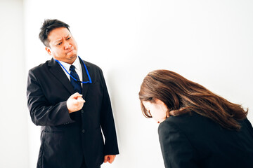 上司からパワハラを受けるビジネスウーマン