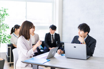 ビジネスミーティングをする男女