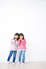 楽しく遊ぶ小さな女の子たち