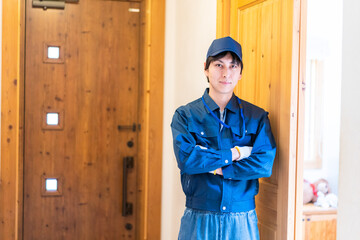 訪問営業をする業者の男性