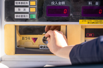 小銭を入れる男性の手元　coin
