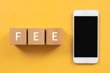 スマホ代のイメージ｜「FEE」と書かれた積み木とスマホ