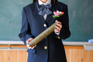 教室で卒業証書を持つ少女　正面