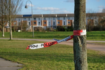 Baumfrevler sägt junge Bäume in Park ab. Polizei ermittelt
