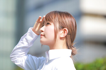 遠くを見つめる女性