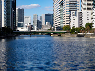 Fototapeta premium 東京の運河と近代的な建物群のある風景
