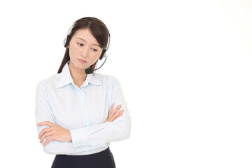 考える女性オペレーター