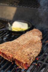 T- bone 

corte T-bone 

Manos condimentando corte de res 

corte de re en asador 

T-bone al grill 

T- bone en tabla de madera 